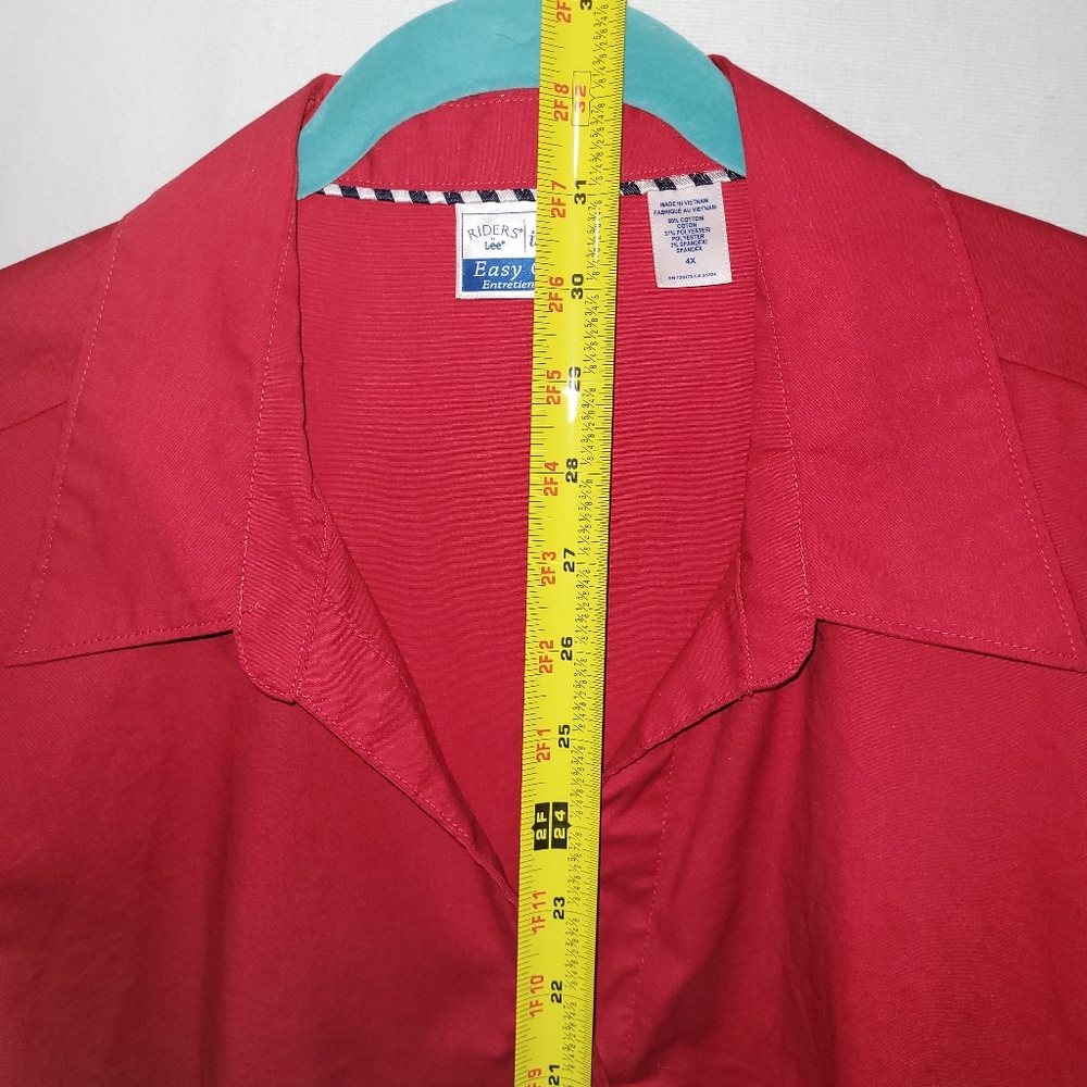 RED HIDDEN BUTTON FITTED TOP - Picture 5 of 6